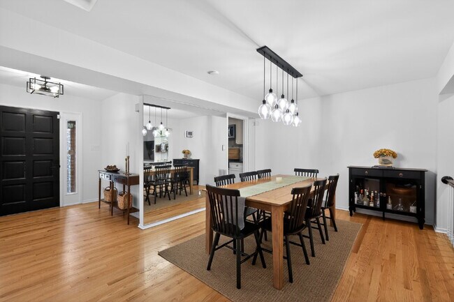 Building Photo - Elegant & Spacious Contemporary Townhome in Serene Potomac Enclave