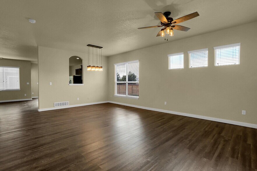 Building Photo - Open Concept Townhome in Excellent Conditi...