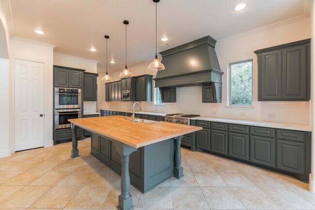 Building Photo - 14 N Player Manor Cir