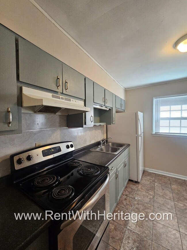 Building Photo - Great Brick Ranch / Harwood Floors / Huge Shop or Extra Storage / No Garage / Great Private Back ...