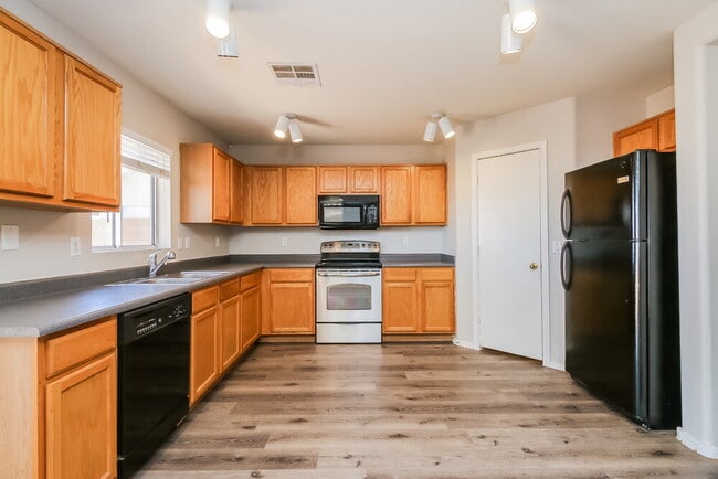 Building Photo - 2324 E San Manuel Rd