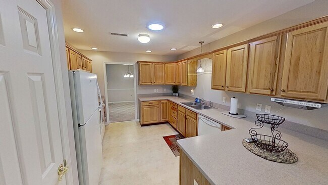 Building Photo - 1377 Village Dr