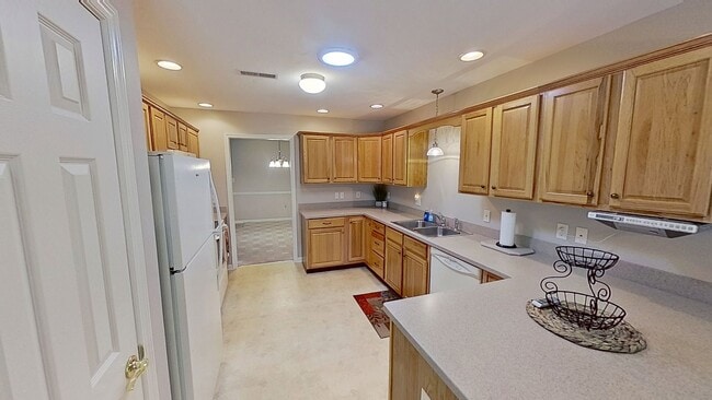 Building Photo - Desirable Townhome in 55+ Community