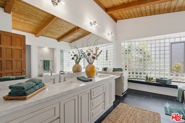 Building Photo - 3909 Sierks Way