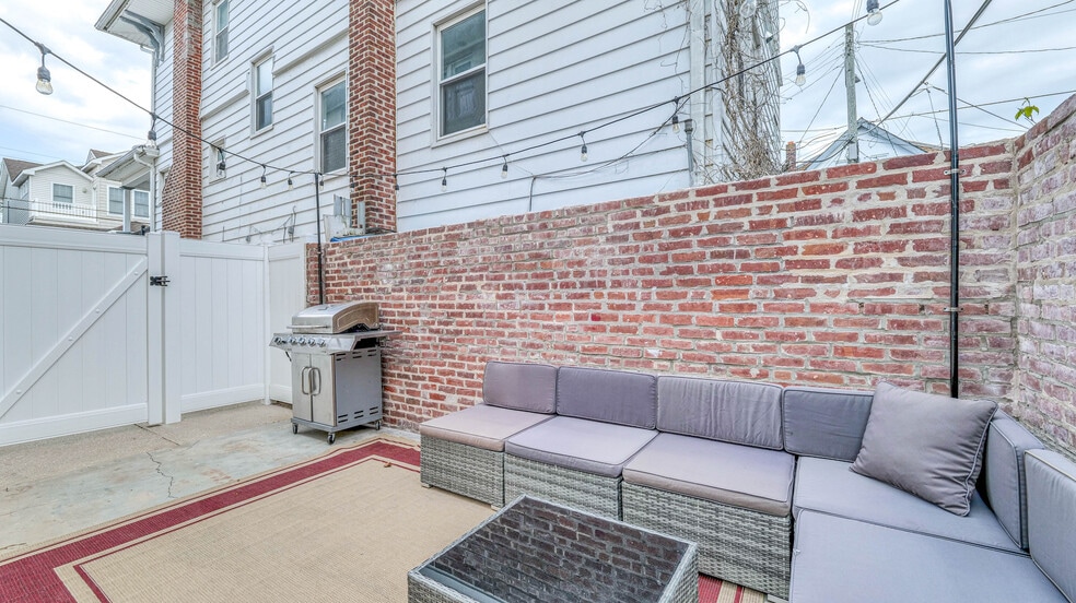 Building Photo - 14 N Vassar Sq