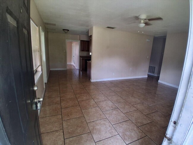 Primary Photo - Central Lakeland Rental