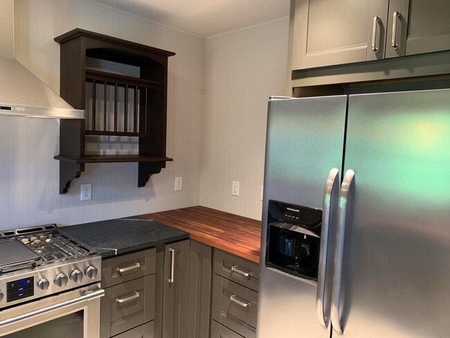 Building Photo - 2BR, 2.5 Ba End unit townhouse in Pikes Place