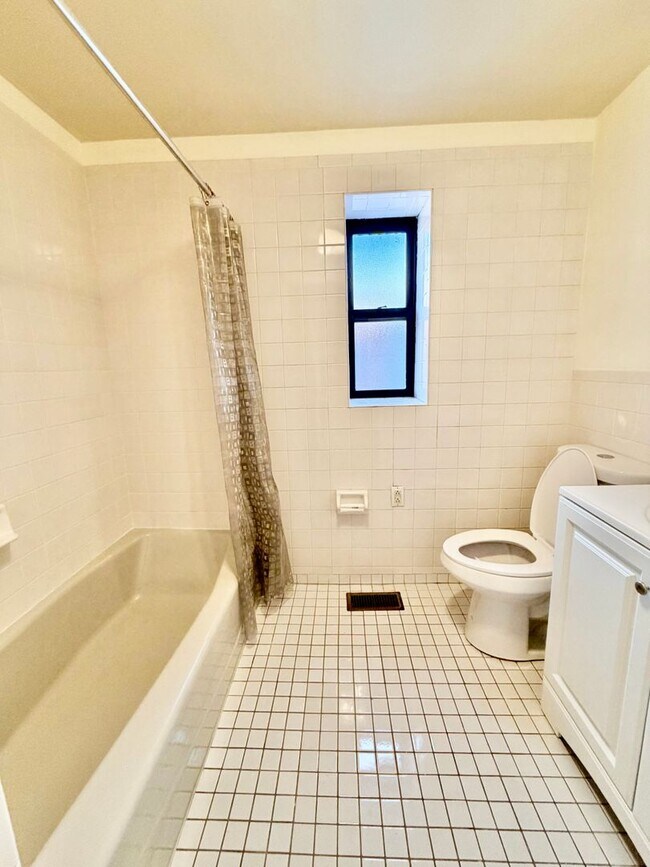 Building Photo - 3 bed 2.5 bath in Port Richmond with Garag...