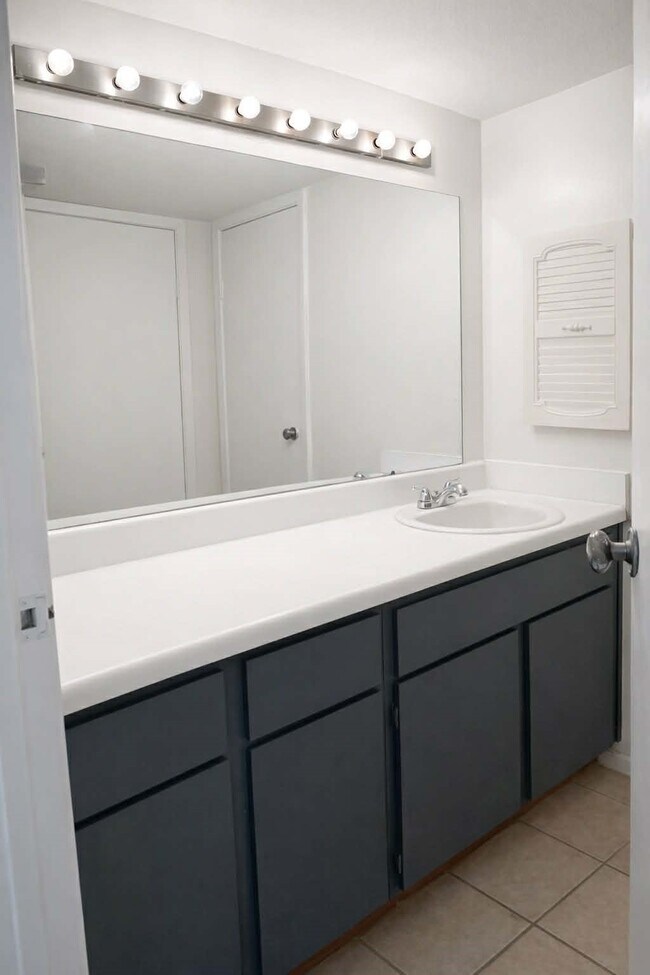 Building Photo - 3035 Walnut Bend Ln