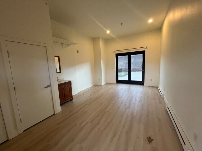 Building Photo - 2 Bed, 2.5 Bath Townhouse with 330+ Sq Ft of Commercial/Studio Space