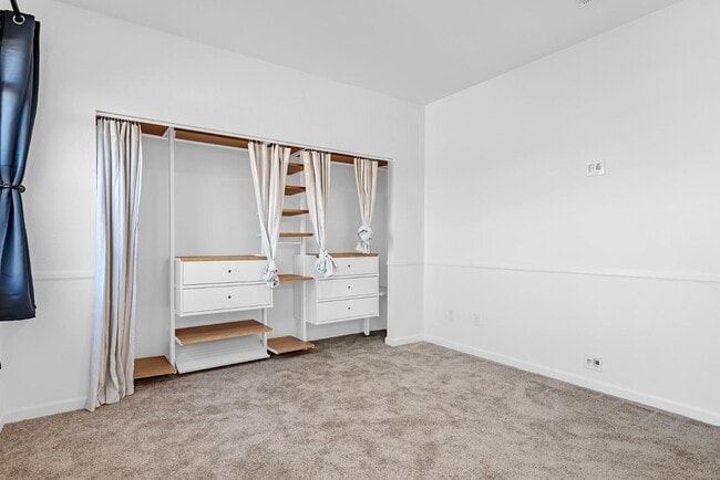 Building Photo - 533 Channel Ct