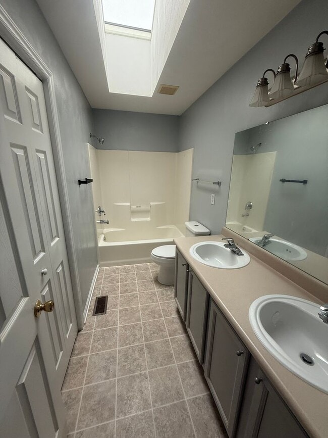 Building Photo - 4826 Golfview Dr NE