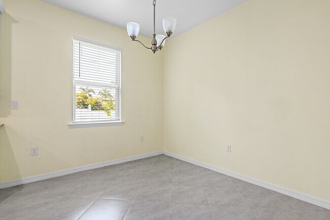 Building Photo - 4006 SW 26th Ct