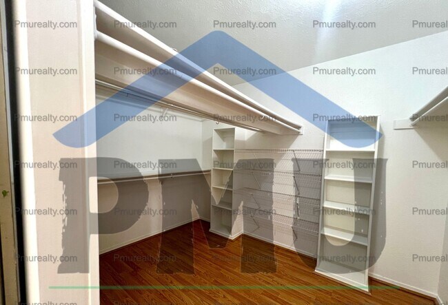 Building Photo - AVAILABLE NOW!!! Stunning 4-Bed, 3-Bath Ho...
