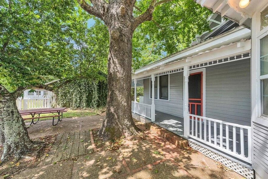 Back Porch / Picnic Table Area - 10152 FM949