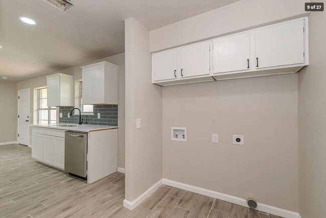 Building Photo - 3828 Anderson Villa
