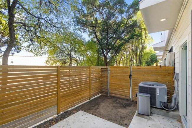 Building Photo - 814 N Bluff Dr