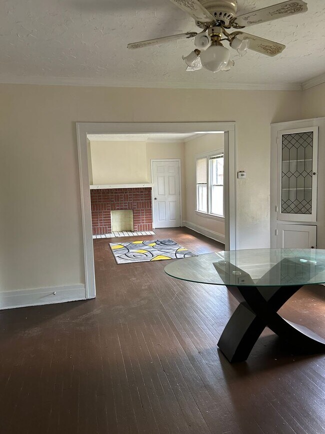 Building Photo - Spacious 3-Bedroom, 2-Bath First Floor  Ap...
