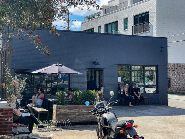 Building Photo - 1261 Caroline St NE