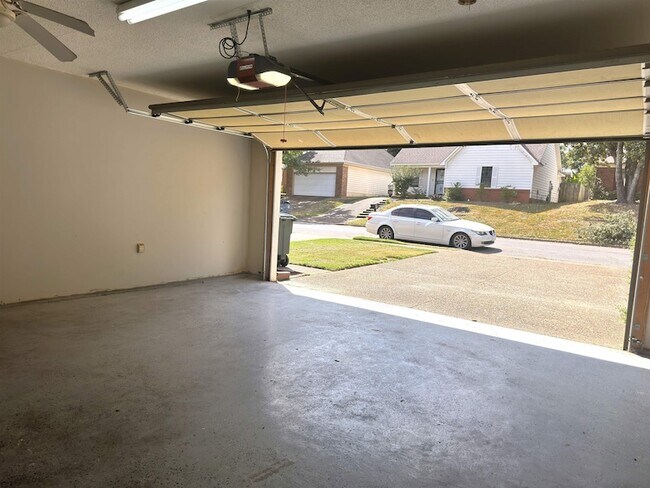 Building Photo - 2806 Maryland Cir E