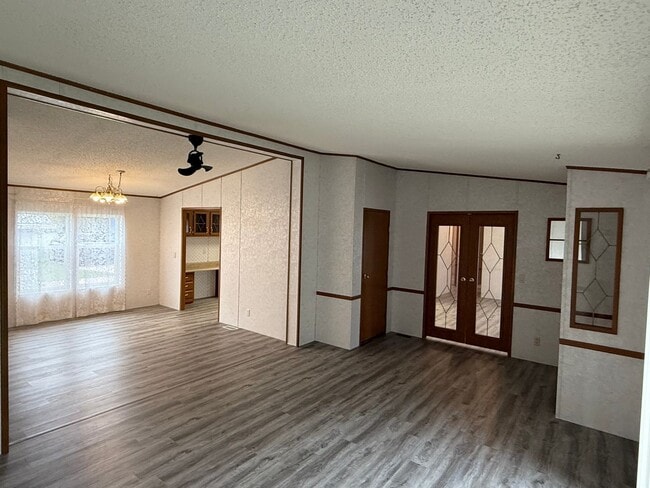Building Photo - ~APPLICATIONS PENDING~ 3 Bedroom, 2 Bath H...
