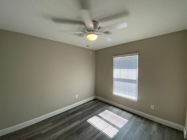Building Photo - Custom Home - Desirable SE Ocala Neighborhood 3/2/2 **Won't Last**