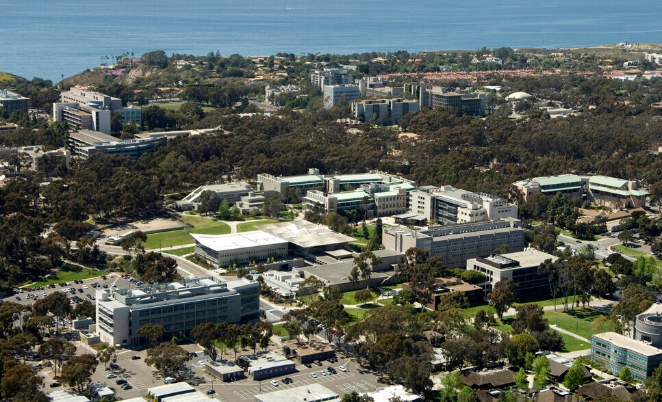 bus at Vons goes to UCSD campus. - 7949 Caminito Dia