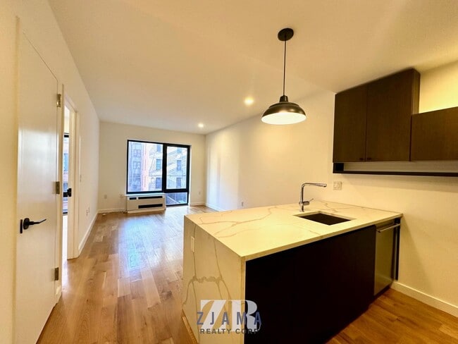 Primary Photo - 25 E 19th St