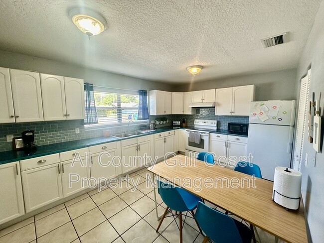 Building Photo - 515 15th Ave W