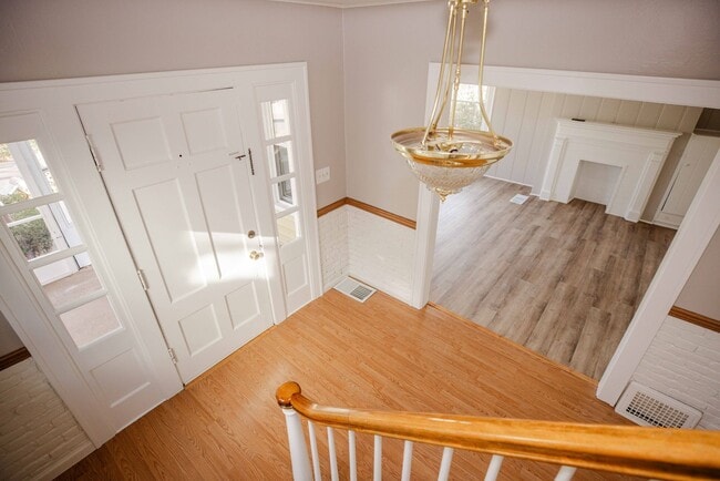 Building Photo - Beautiful three bedroom spacious house with tons of storage and finished basement.