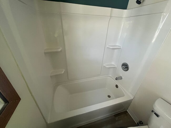 Building Photo - Fully Remodeled 2 Bedroom 1.5 Bathroom House in Moline