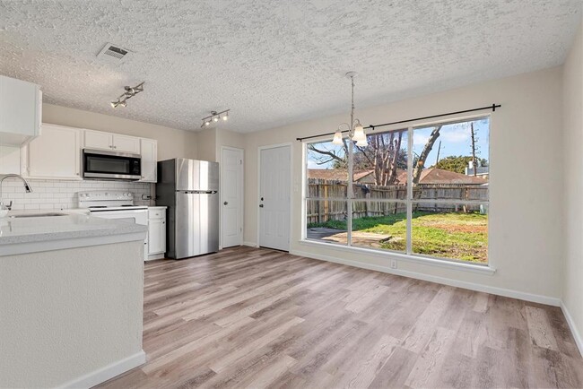 Building Photo - 3706 Westmeadow Dr