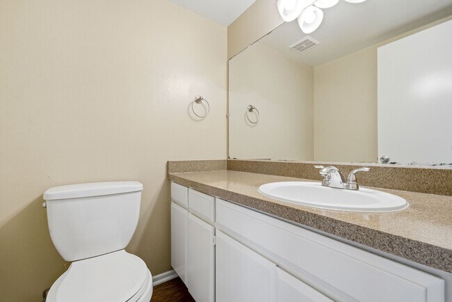 Building Photo - Spacious and Well Maintained 3 Bedroom Condo in Orange