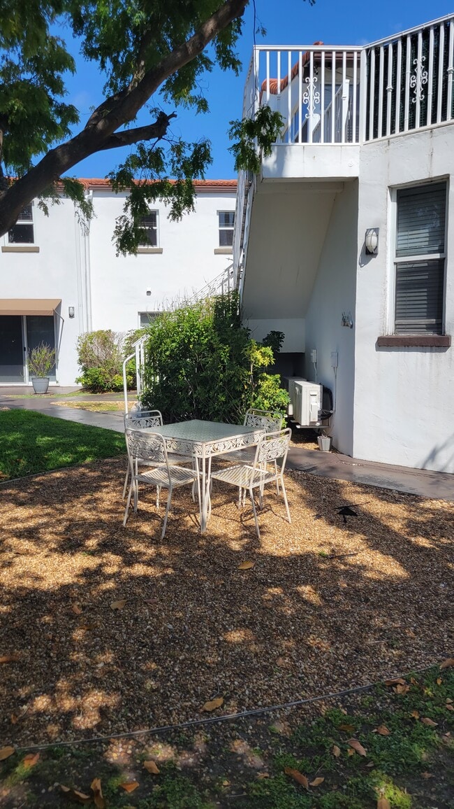 Building Photo - 2800 Pine Tree Dr