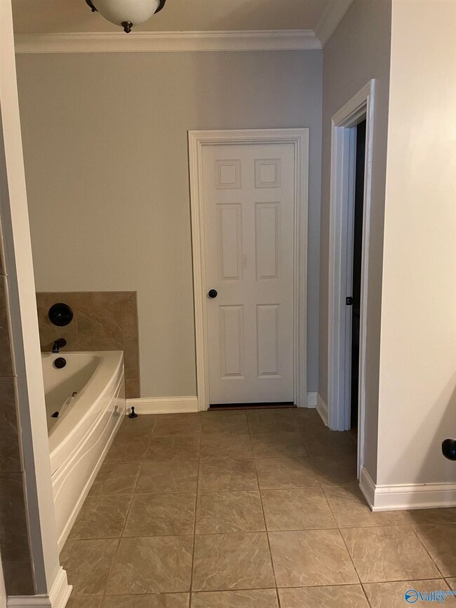 Building Photo - 212 Treetop Dr SE