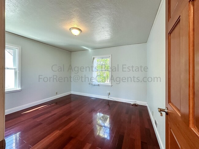 Building Photo - 4048 Maple Ave