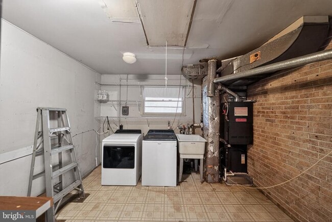 Building Photo - 5219 Montgomery St