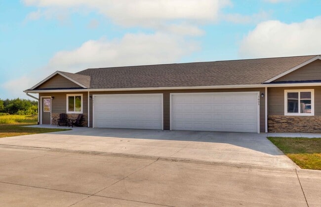 Building Photo - 3 Bedroom, Single-story Townhomes for rent...