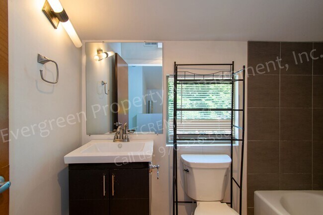 Building Photo - 318-320 W Myrtle