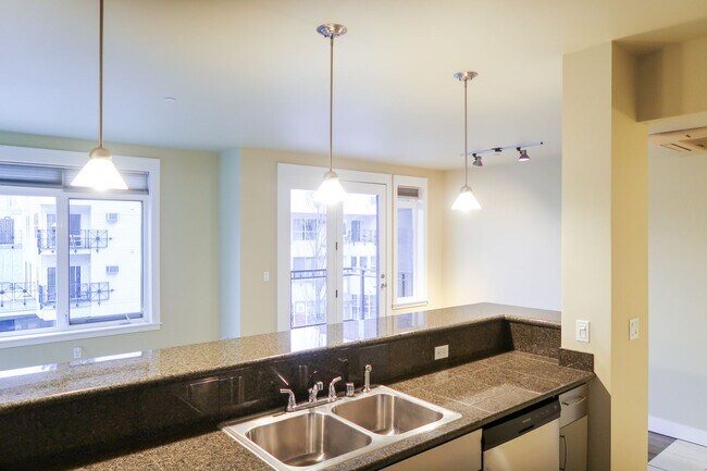 Building Photo - Lakeside 2BR Condo with Modern Finishes & ...