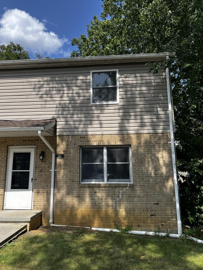 Building Photo - 236 Trimble Ave