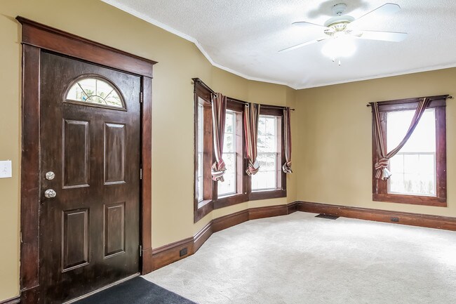 Building Photo - 259 Valley Ave NW