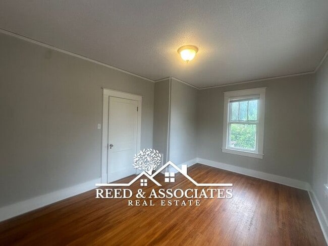 Building Photo - 3 Bedroom in Midtown!