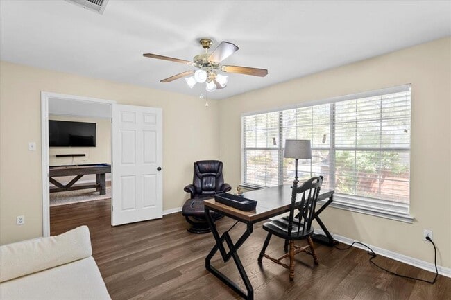 Building Photo - 10116 Pinehurst Dr