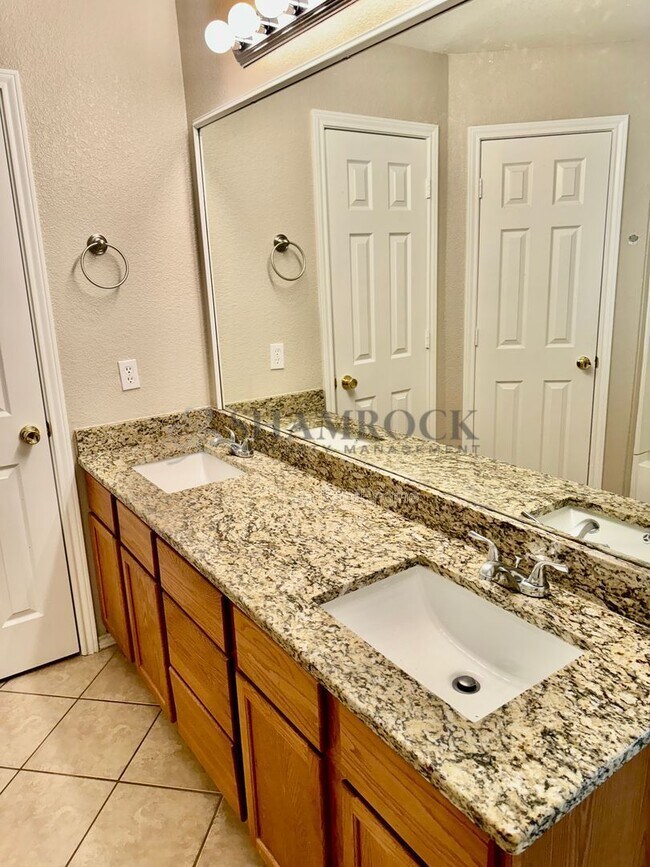 Building Photo - 116 Lindenwood Ln W
