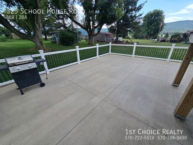 Building Photo - 325 Schoolhouse Rd