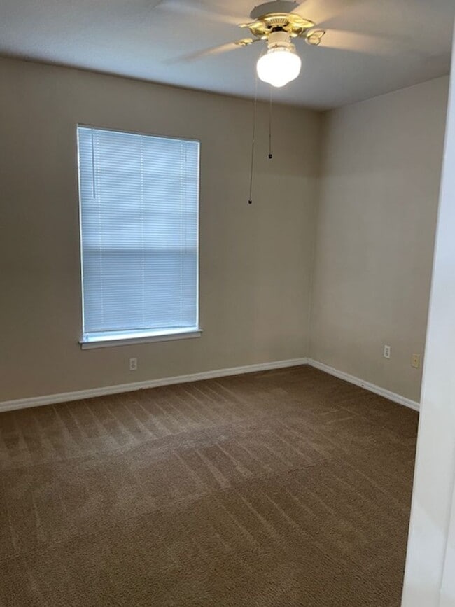 Building Photo - The Greens - 4221