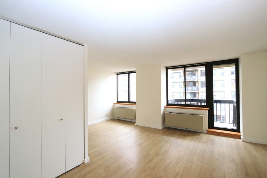 Living Rm with Balcony Door & AlcoveDoor, - 250 E 40th St
