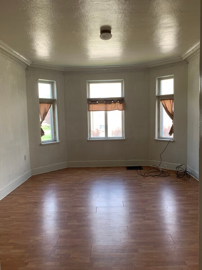 Building Photo - 1302 4th St