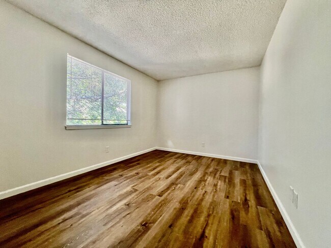 Building Photo - Fantastic 3-bedroom, 2-bathroom condo in desirable community